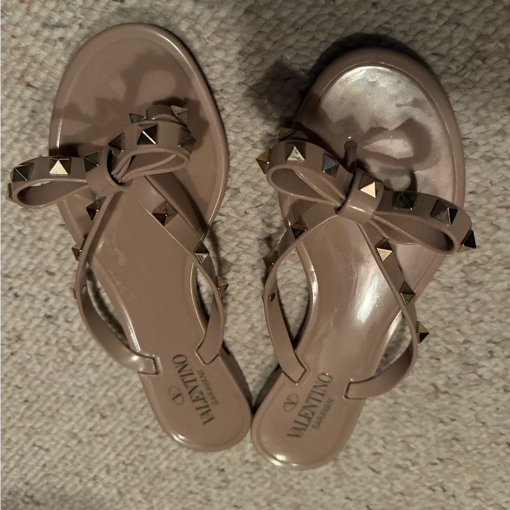 Valentino rubber sandals just in time for the pool season